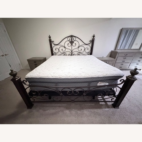 Used Bob-o-pedic King With Adjustable Base for sale on AptDeco