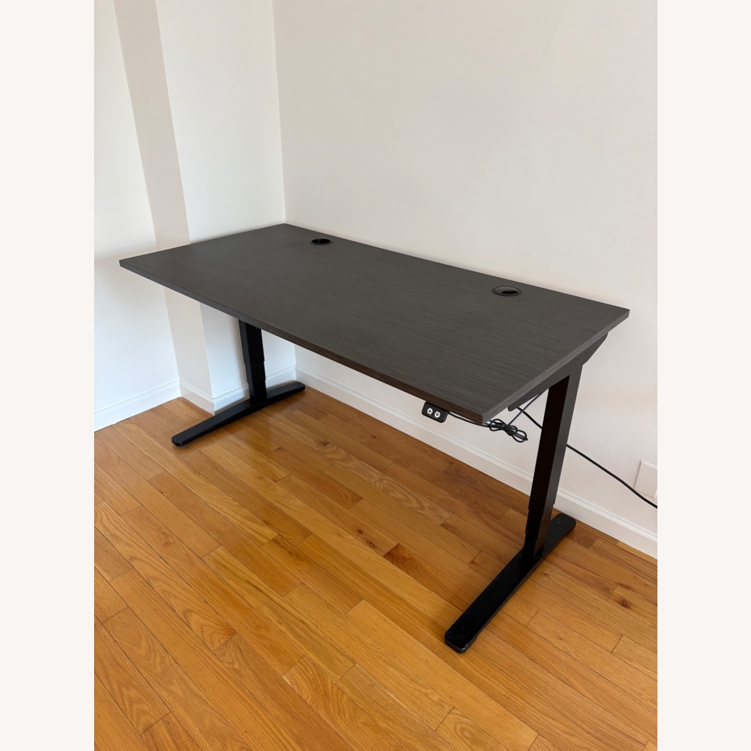 Uplift V2 Standing Desk - image-1