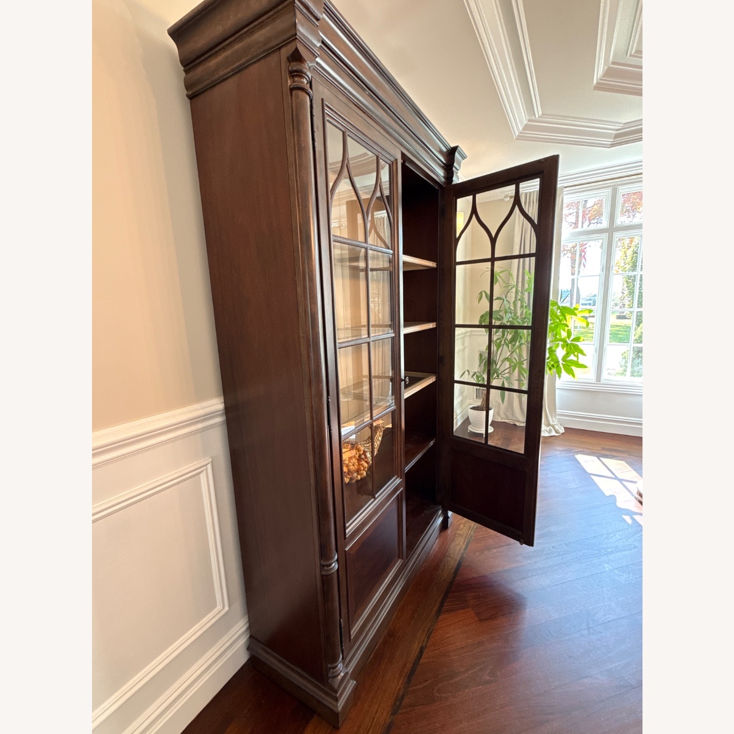 Leesburg Traditional Mahogany Display Cabinet - image-3