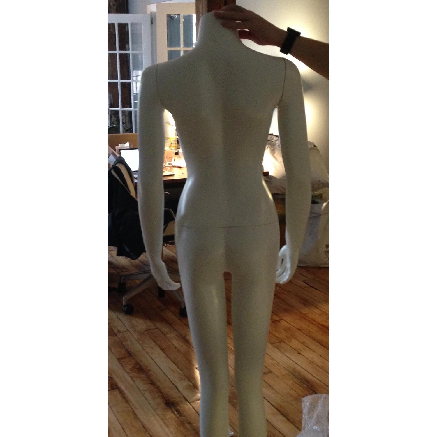 Mannequin - image-3