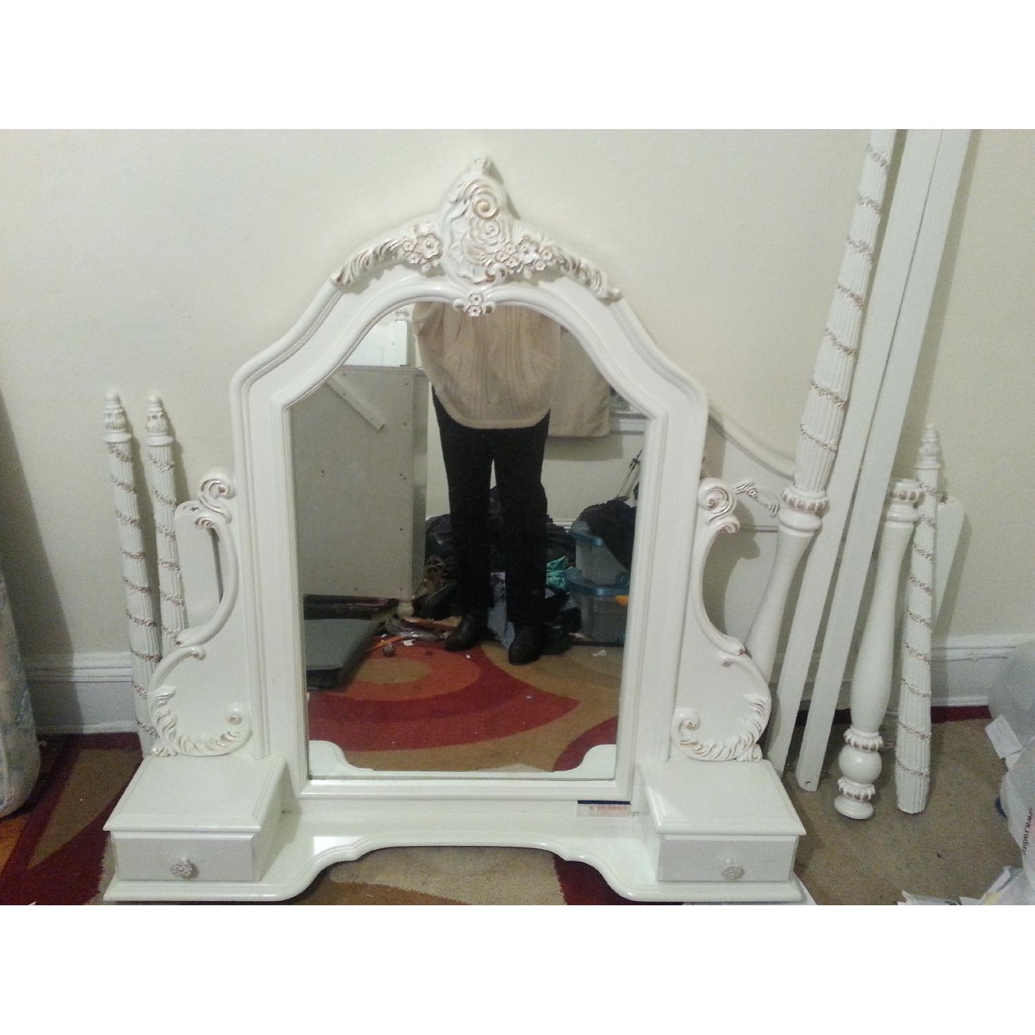 Victorian Era Bedroom Set - image-6