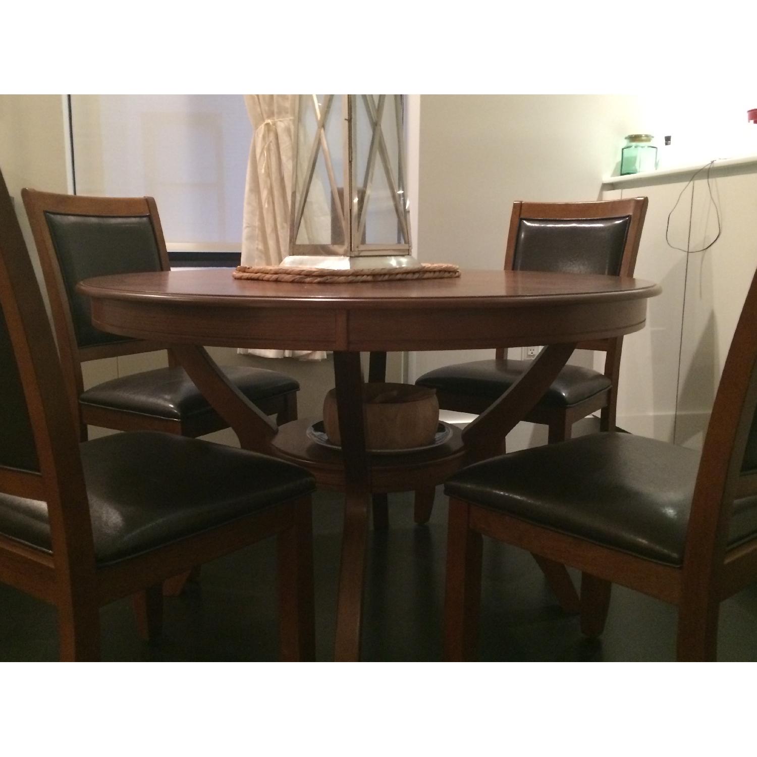 Round Dining Table w/ 4 Chairs - AptDeco