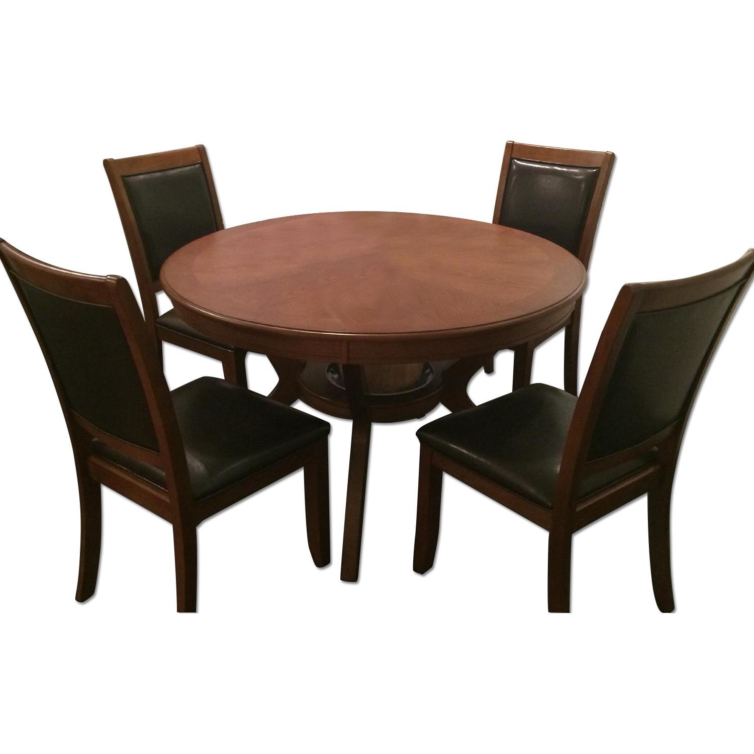 Round Dining Table w/ 4 Chairs - AptDeco