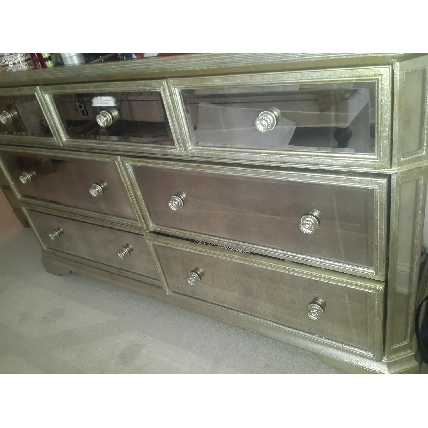 Victoria Queen Bedroom Set - image-17
