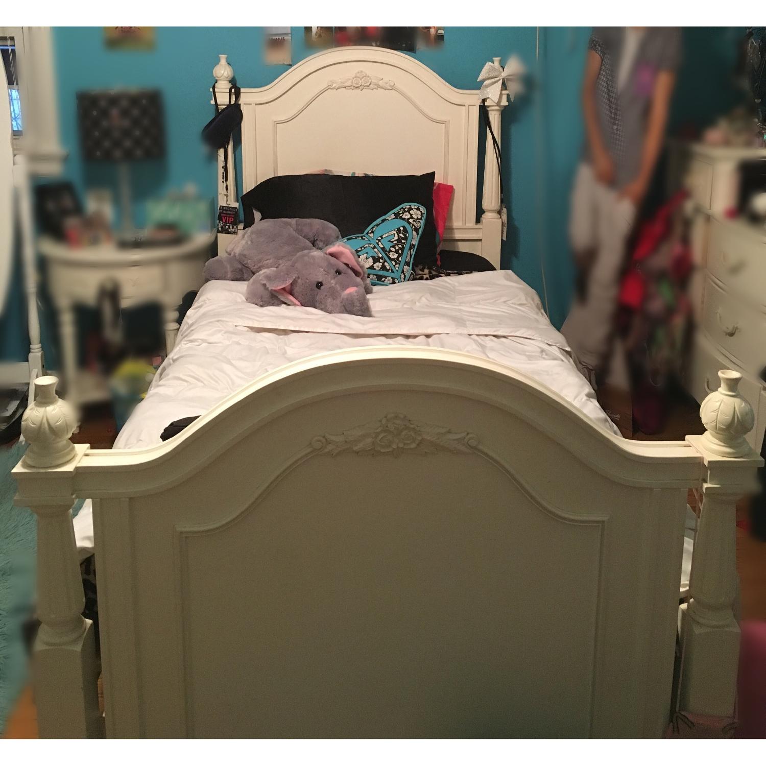 Stanley Furniture Twin Trundle Bed - image-1