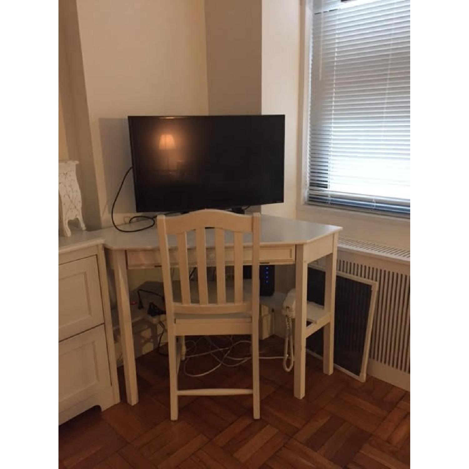 Corner Desk & Chair AptDeco