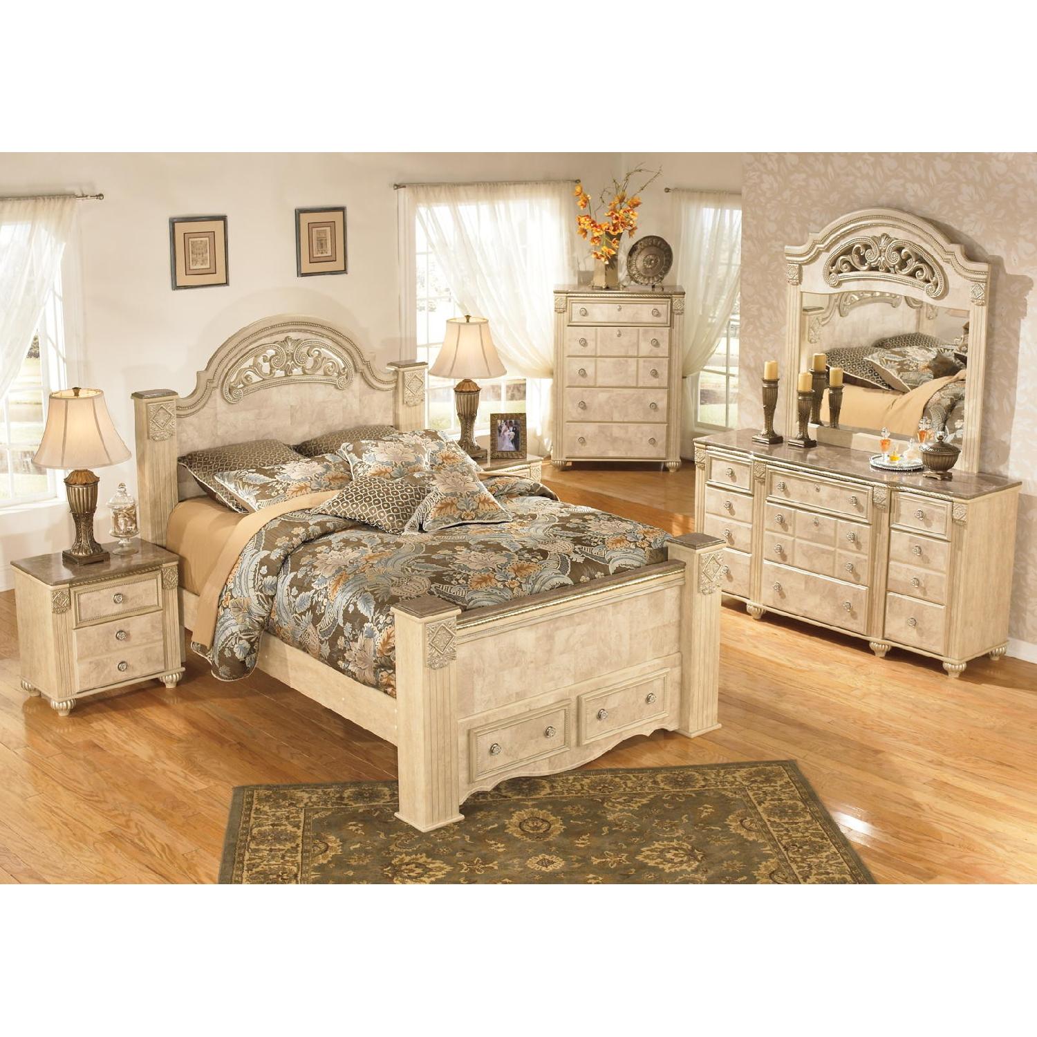 Ashley's Saveaha Classic Dresser in Light Beige - image-4