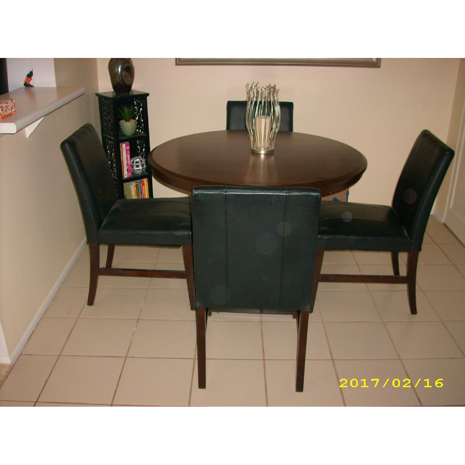 Round Dining Table w/ 4 Leather Chairs AptDeco