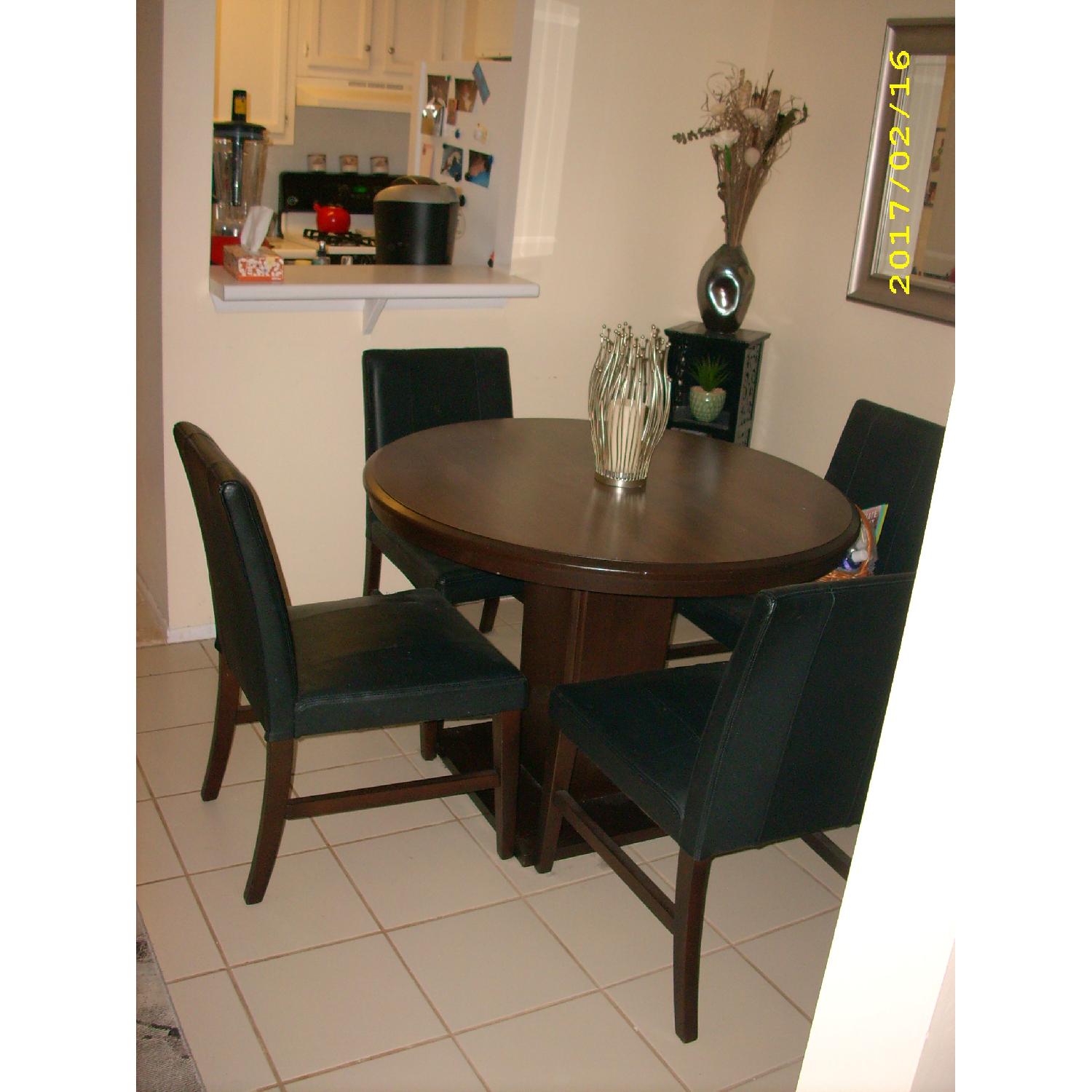 Round Dining Table w/ 4 Leather Chairs AptDeco