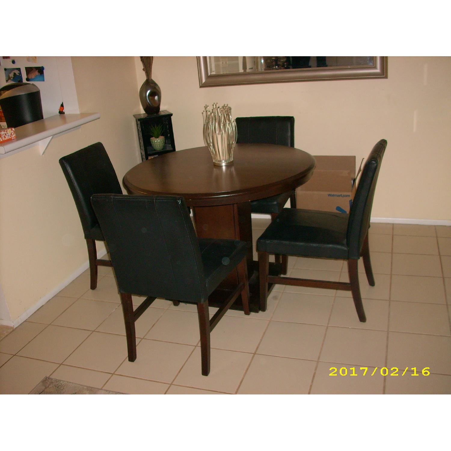 Round Dining Table w/ 4 Leather Chairs AptDeco