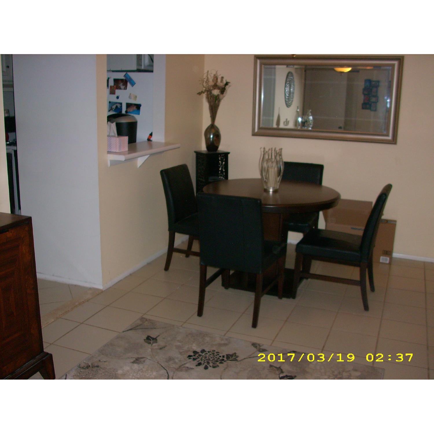 Round Dining Table w/ 4 Leather Chairs AptDeco