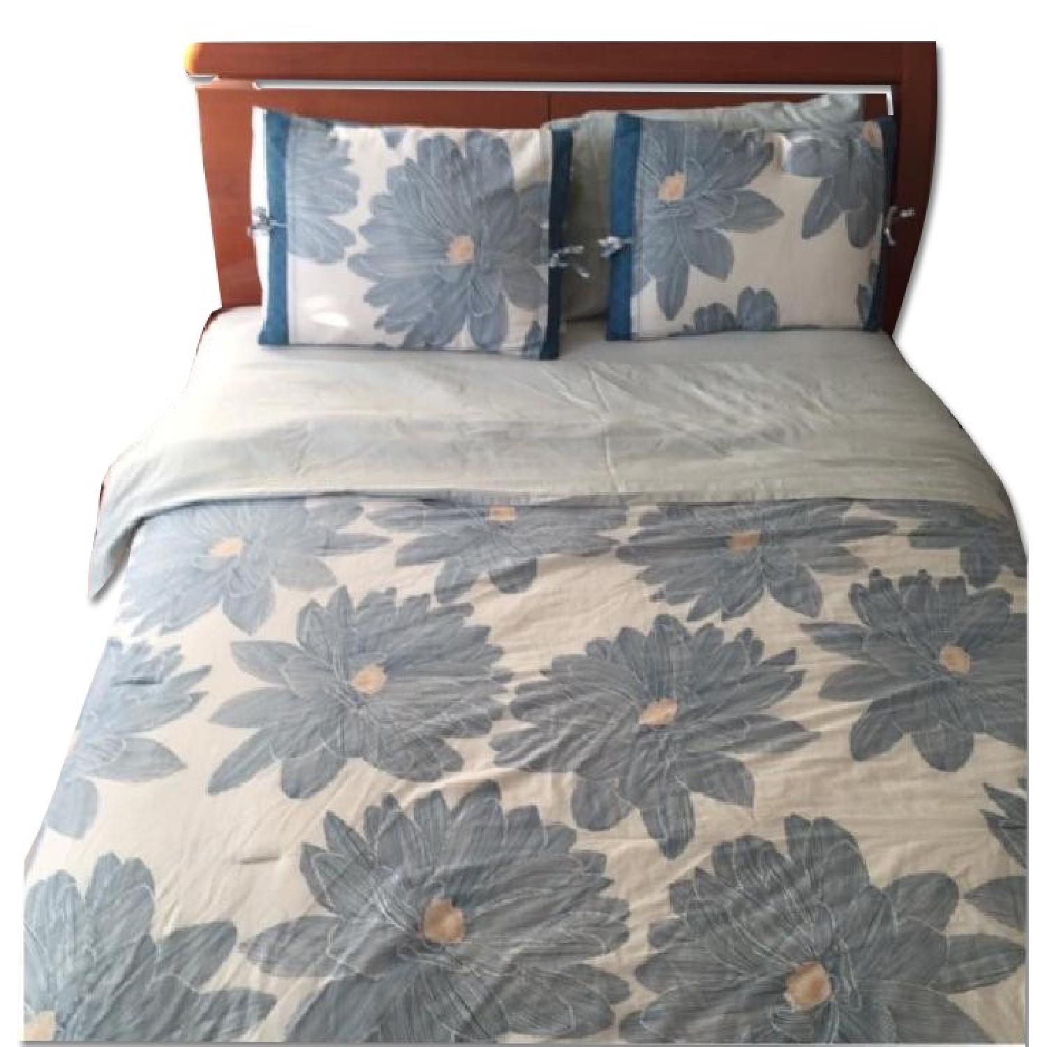 Queen Size 3 Piece Bedroom Set - image-0