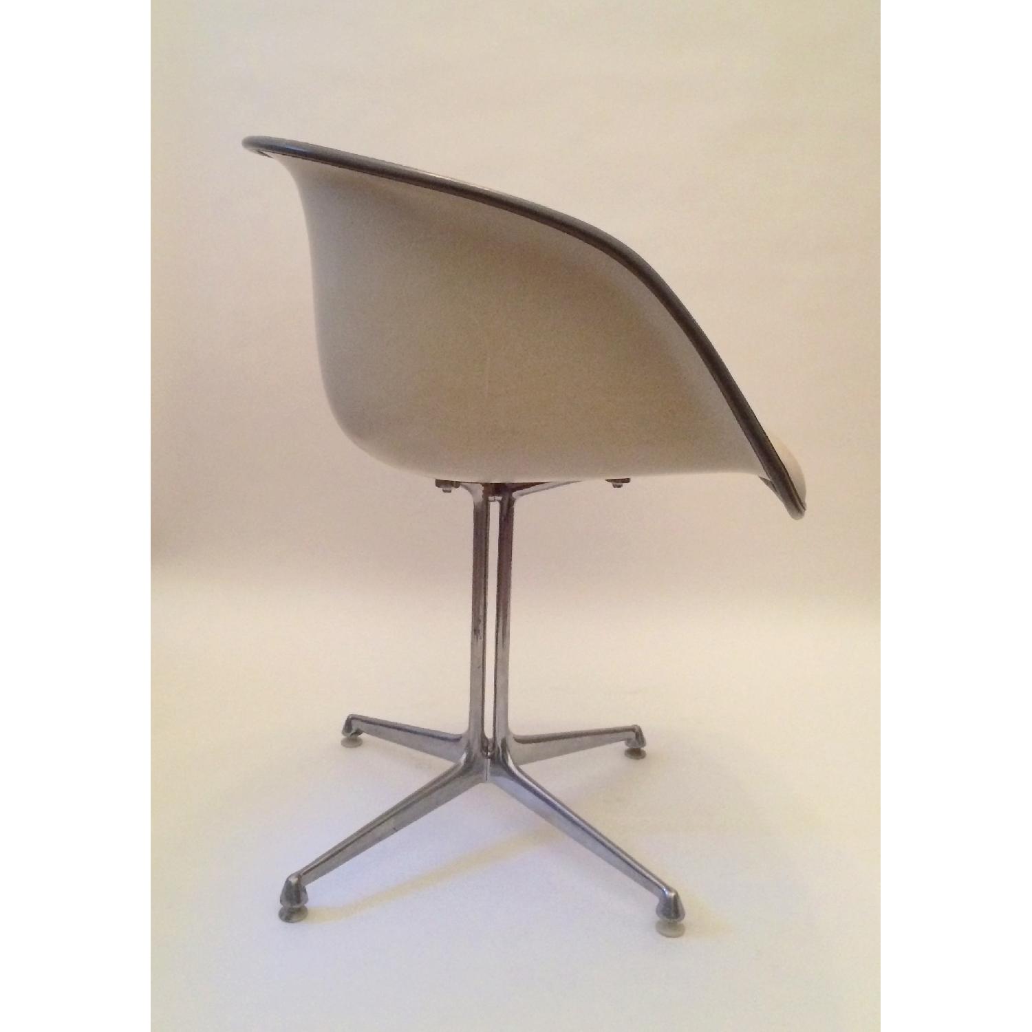 Herman Miller La Fonda Alexander Girard Off- White Naugahyde + Fiberglass Armchair - image-5