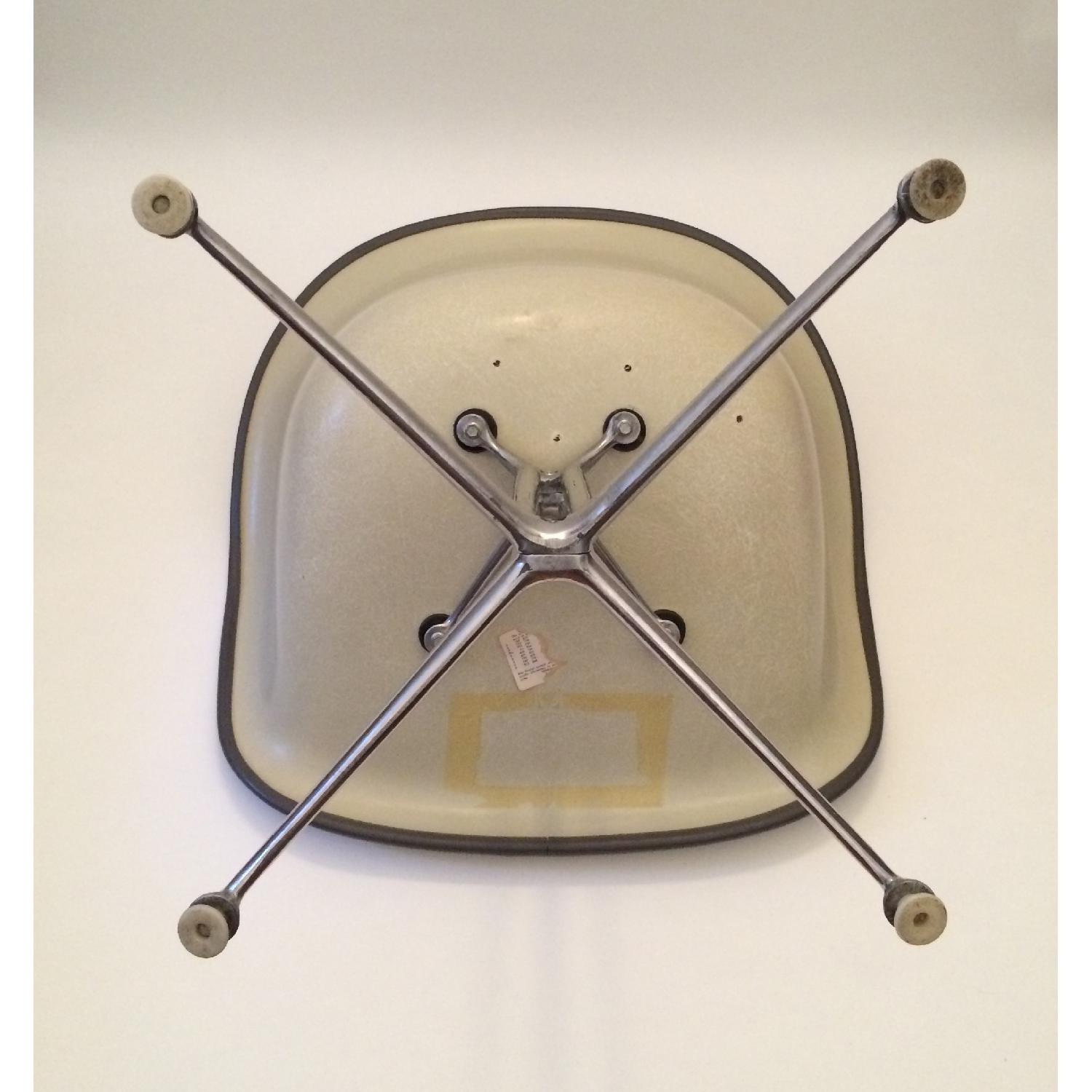 Herman Miller La Fonda Alexander Girard Off- White Naugahyde + Fiberglass Armchair - image-7