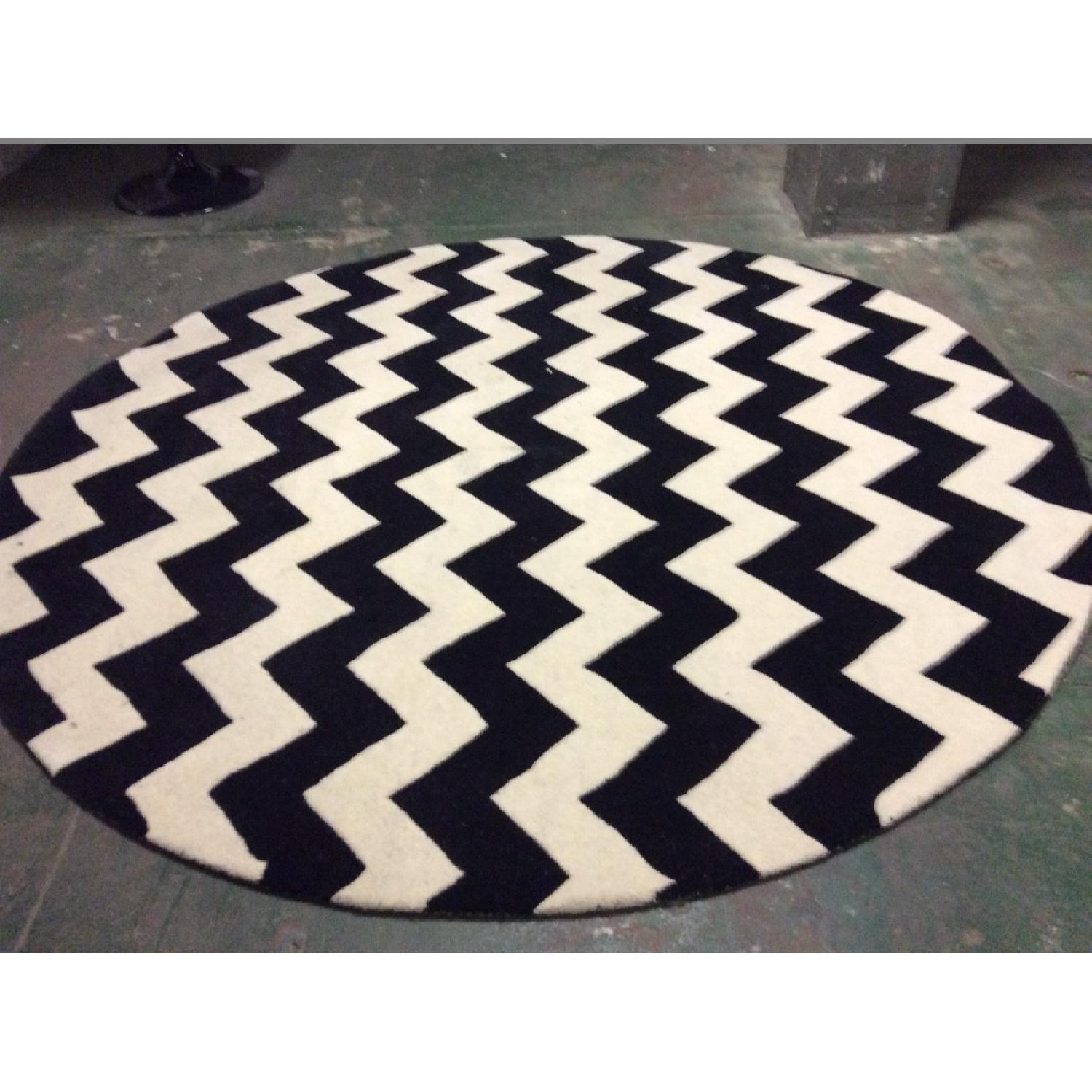 nuLOOM Black and White Chevron Round Rug - image-1