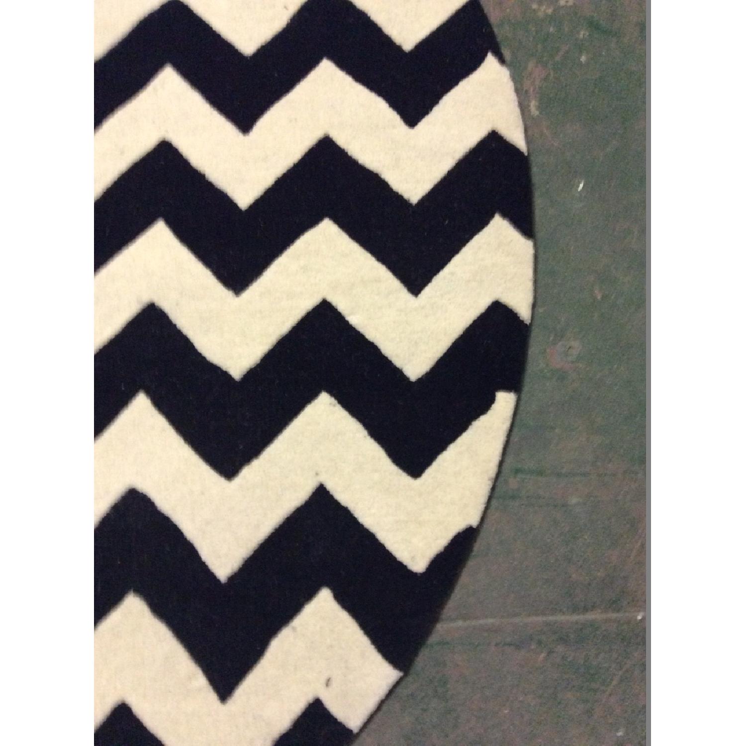 nuLOOM Black and White Chevron Round Rug - image-2