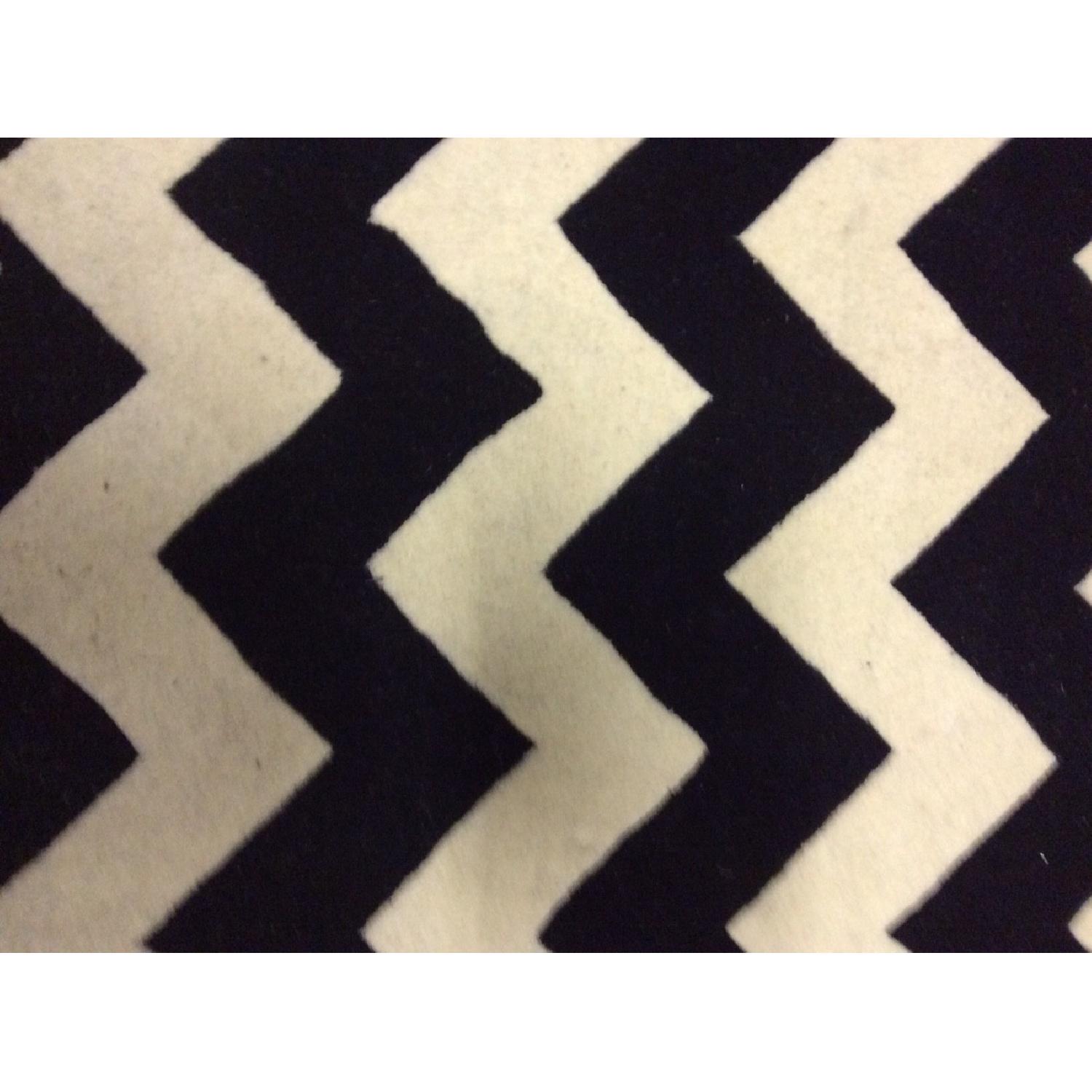 nuLOOM Black and White Chevron Round Rug - image-3