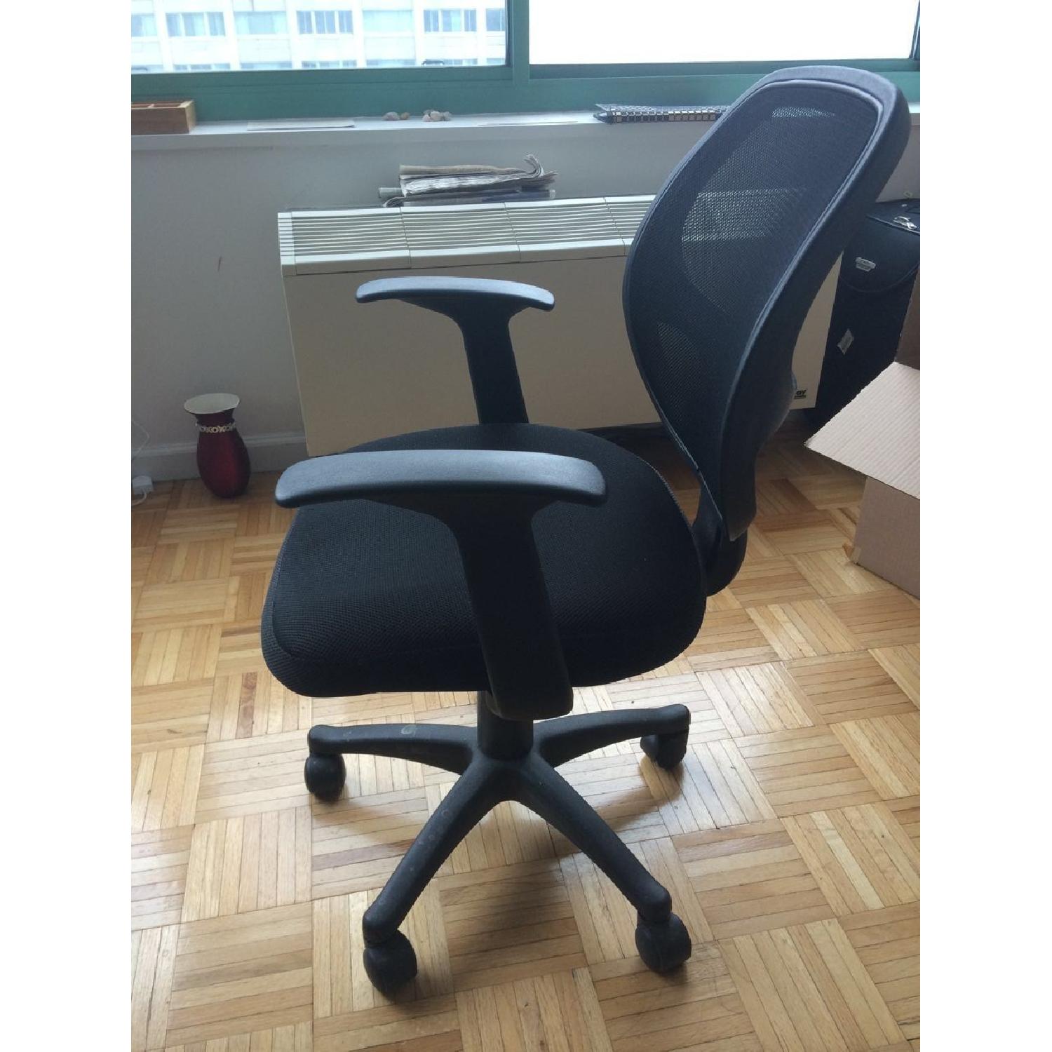 Flash Furniture Mid-Back Black Mesh Computer Chair - image-2