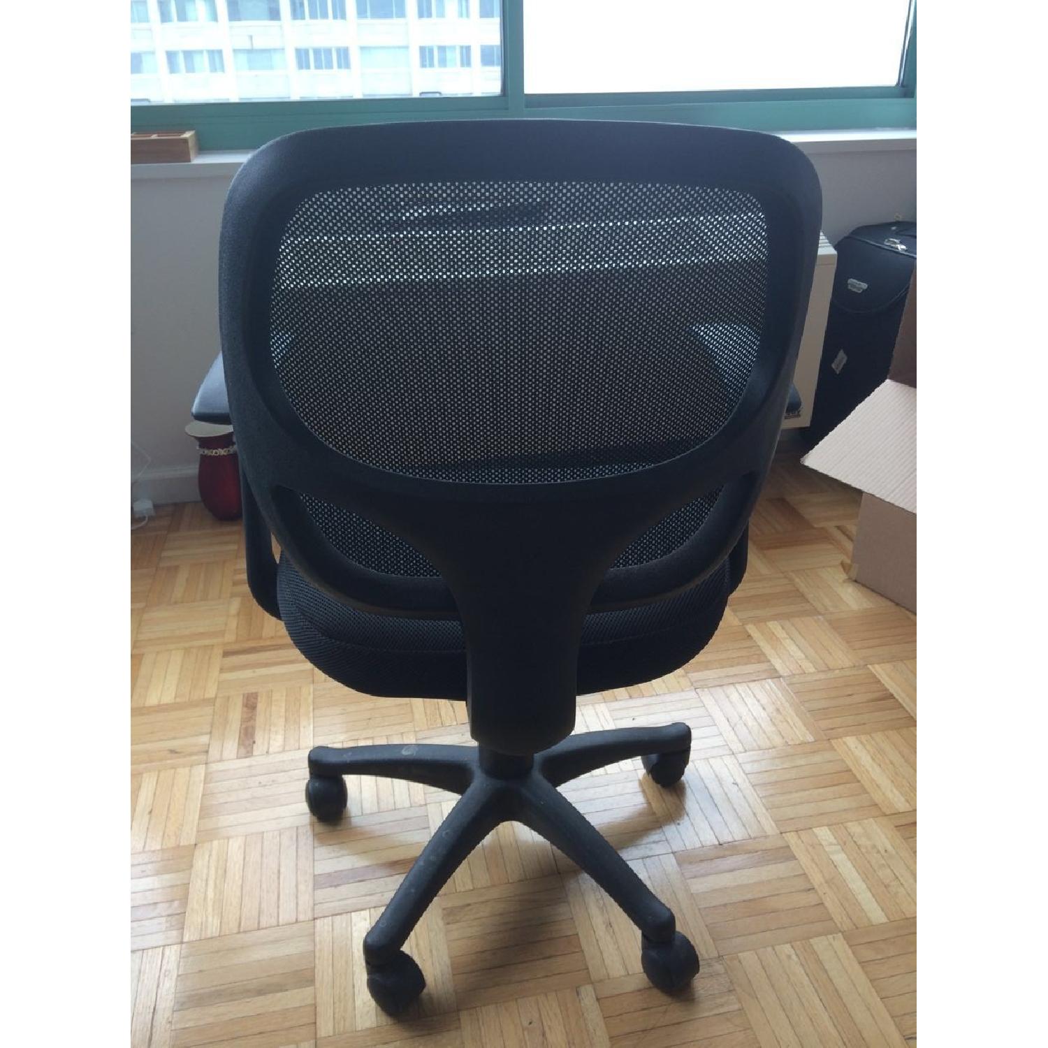 Flash Furniture Mid-Back Black Mesh Computer Chair - image-3
