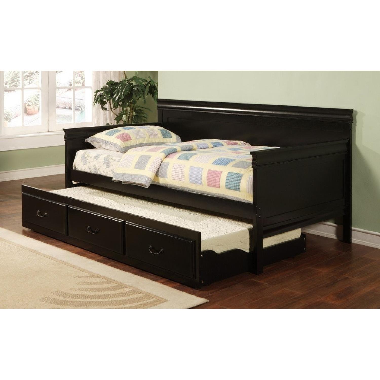 Black Finish Daybed with Trundle