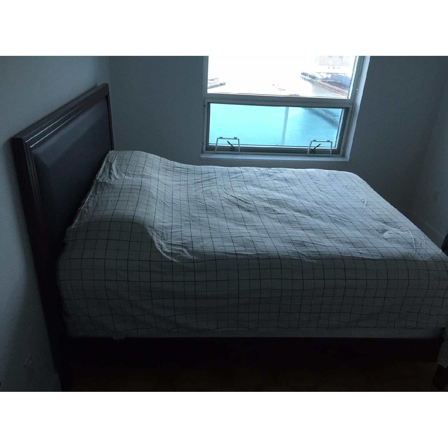 Rooms To Go Queen Size Bed Frame w/ Headboard AptDeco