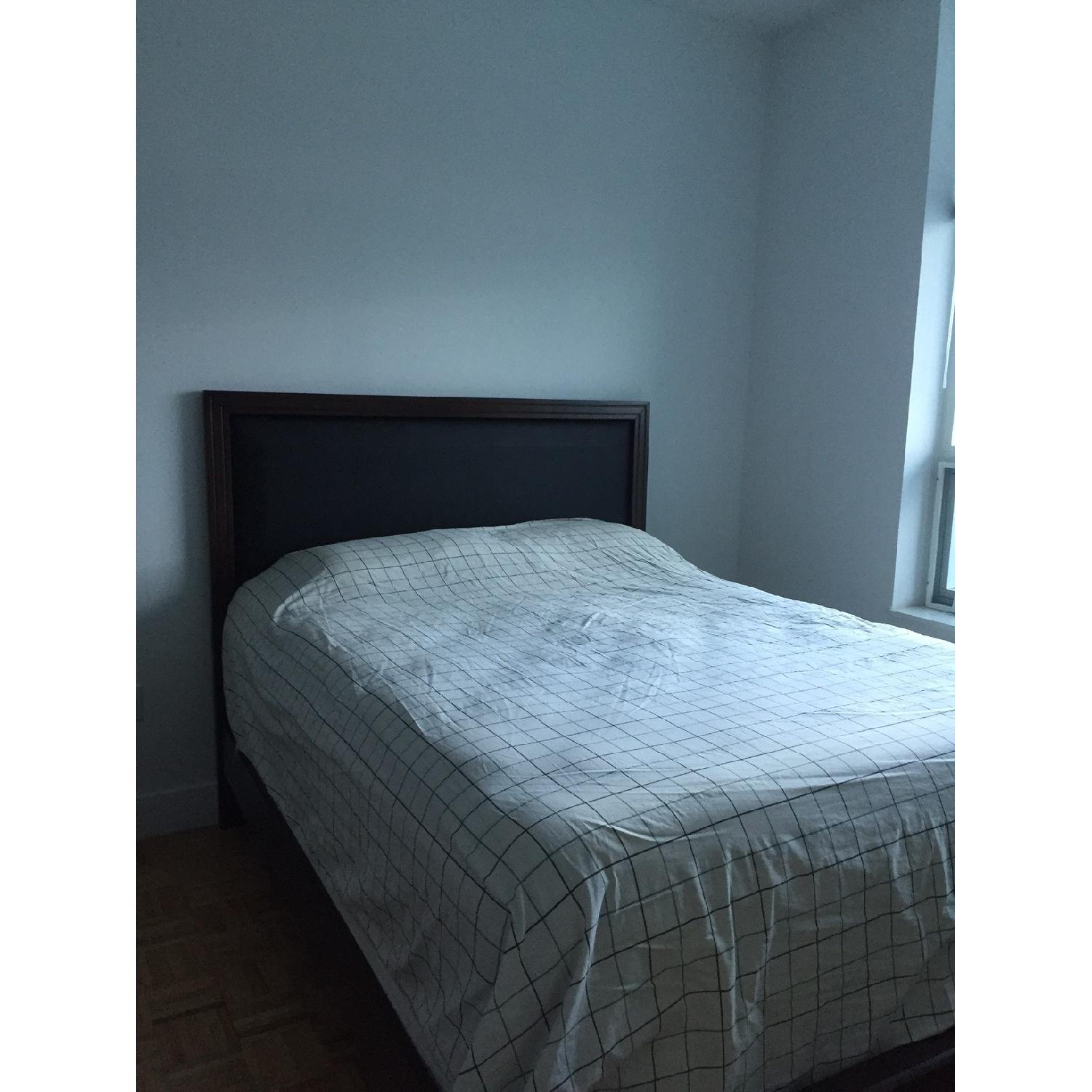 Rooms To Go Queen Size Bed Frame w/ Headboard AptDeco