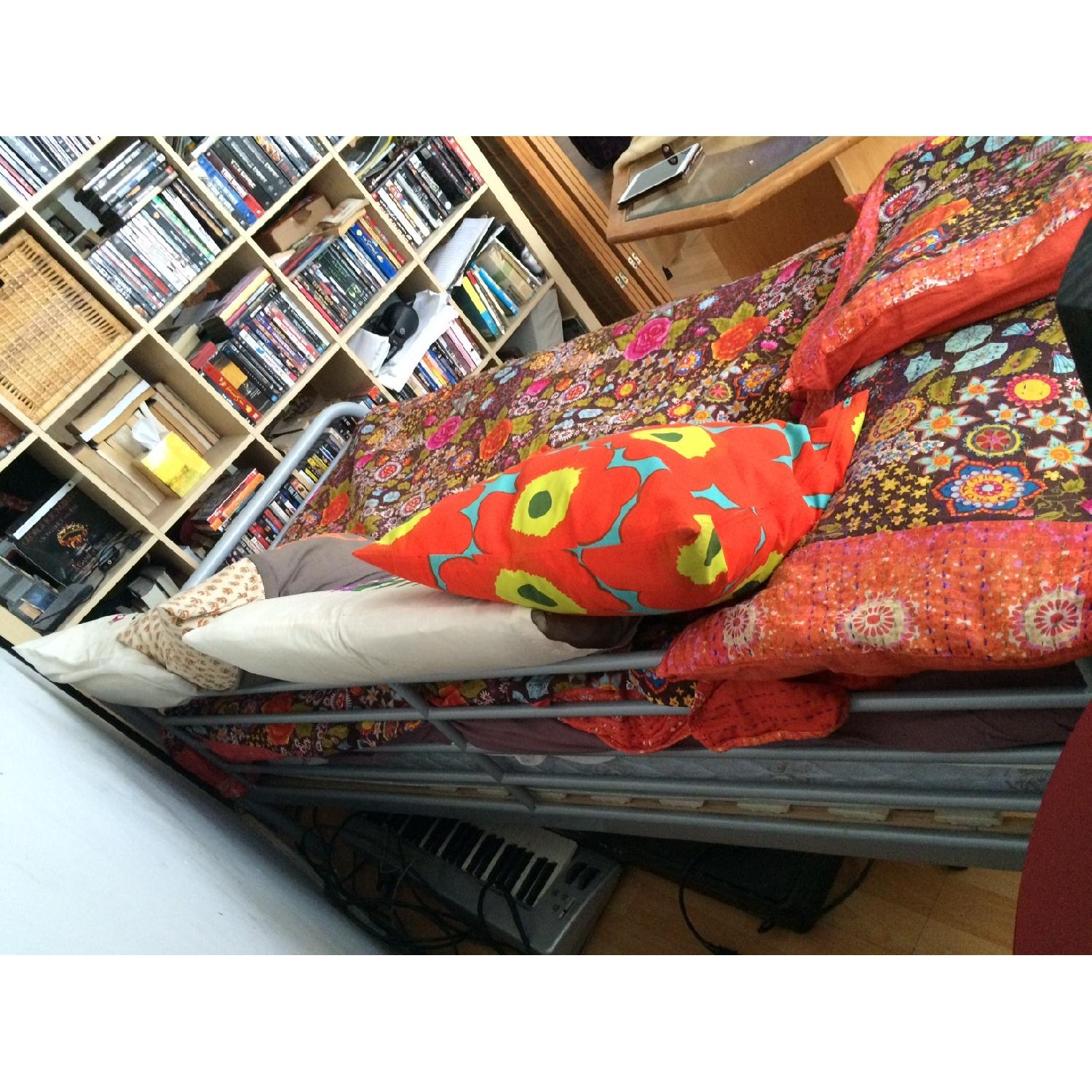 Super comfortable twin daybed! - image-4