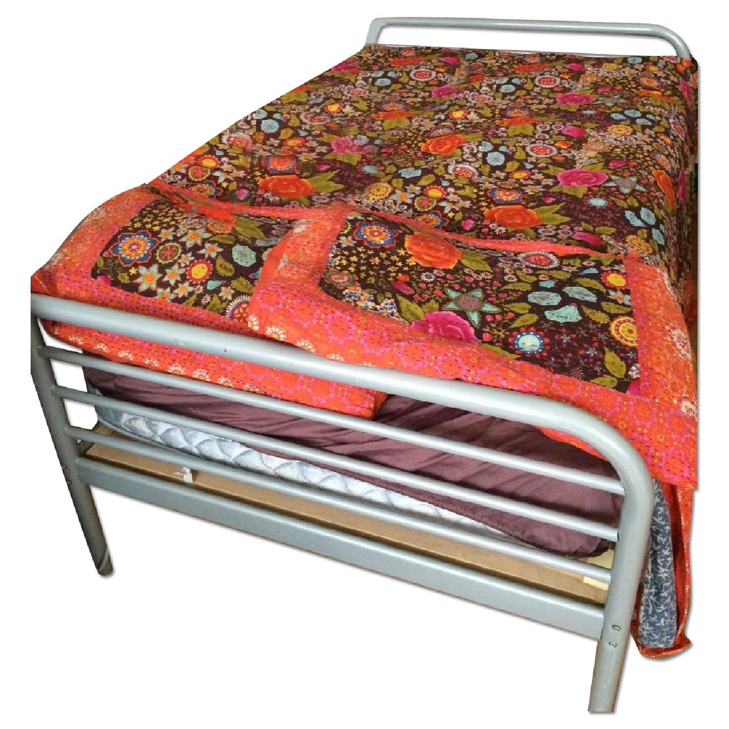 Super comfortable twin daybed! - image-0