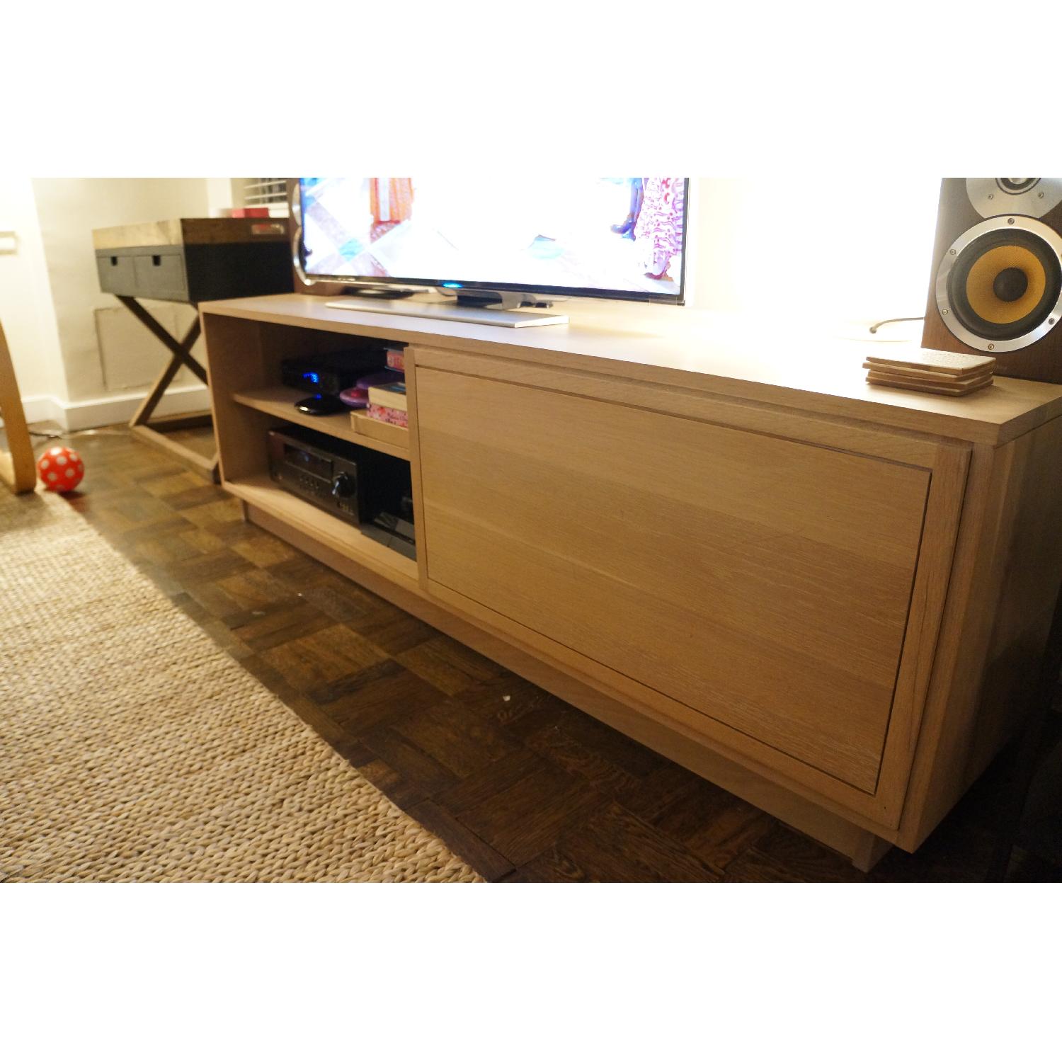 De La Espada White Oak Media AptDeco