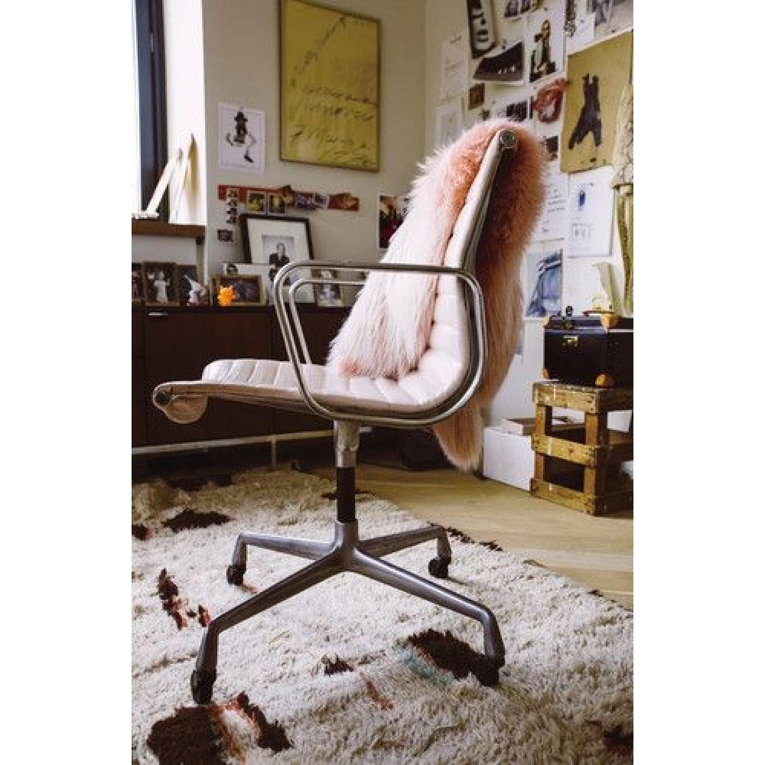 Eames Aluminium Group Management Style Office Chair Replica in White - image-1