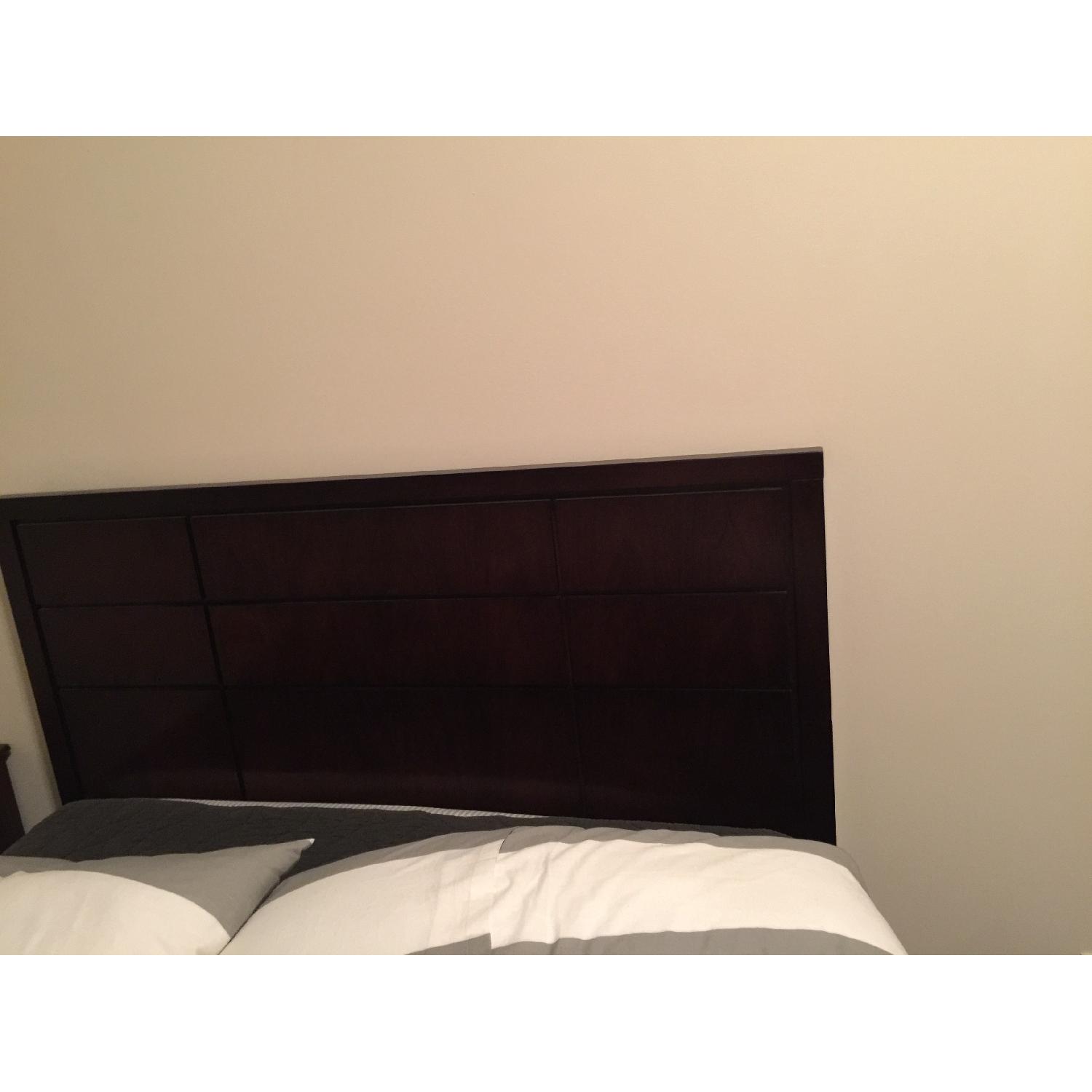 Raymour & Flanigan Kian Queen Platform Bed - image-2