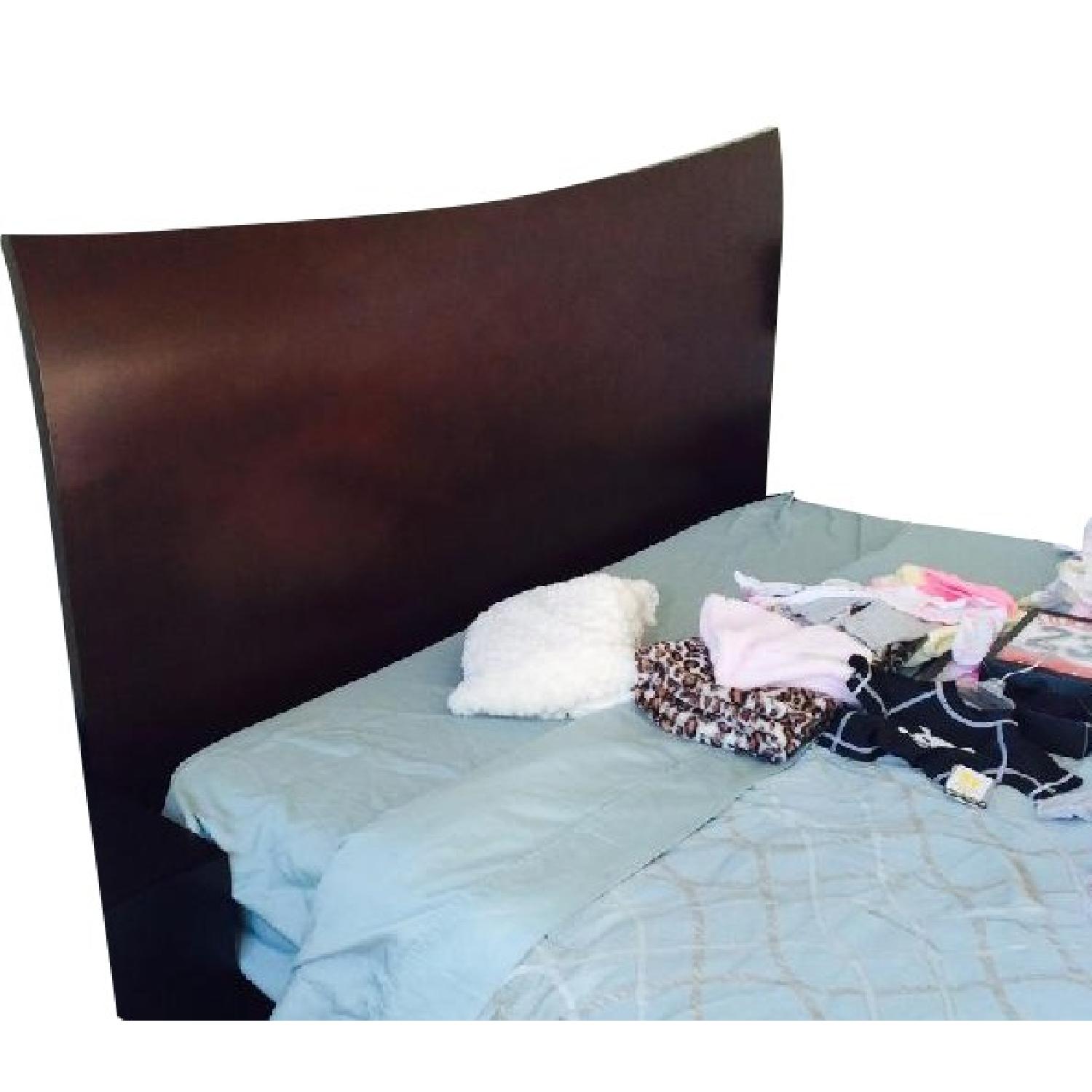 Queen Bedroom Set - image-0