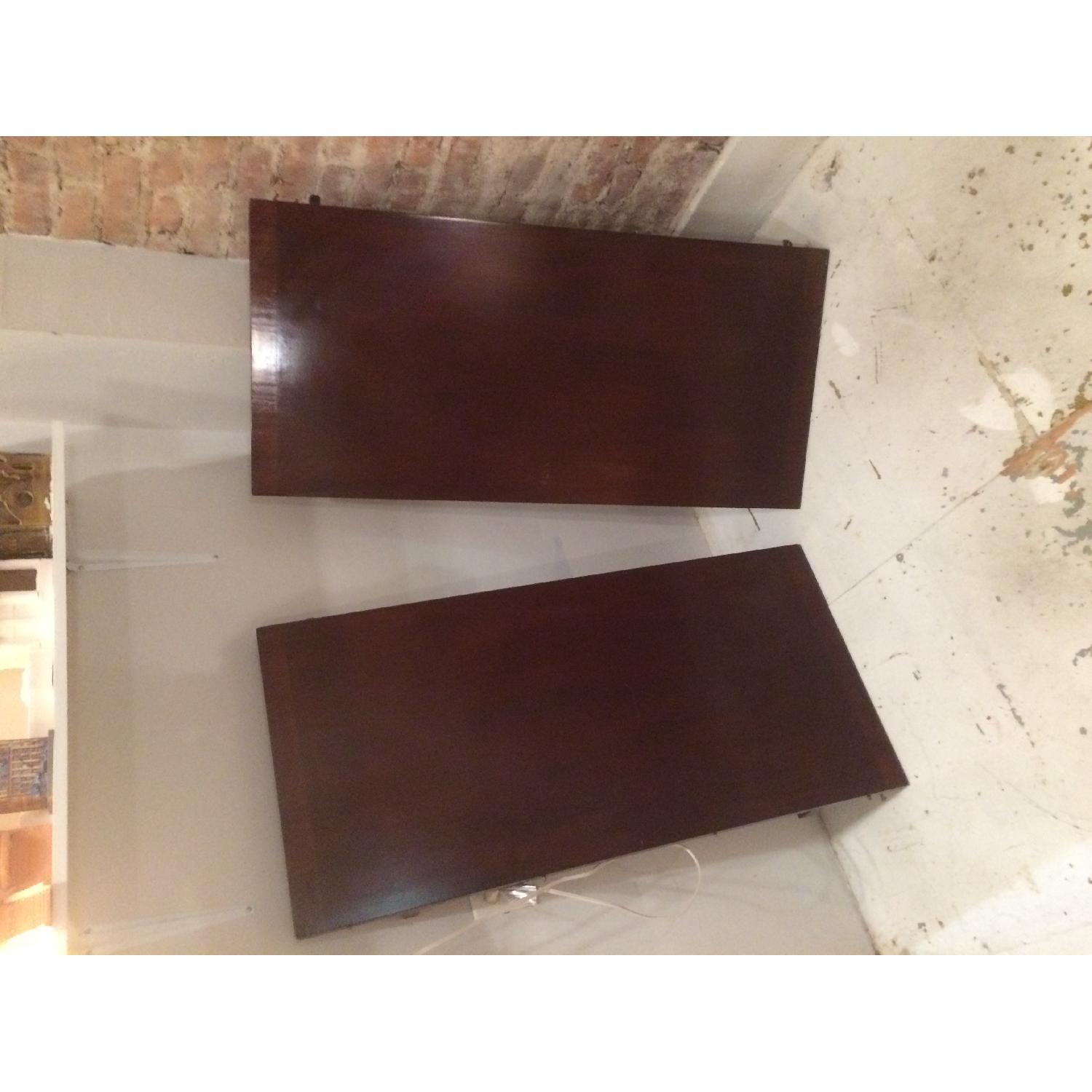 Ethan Allen Queen Anne Dining Room Table w/ 6 Parrot Chairs - image-3