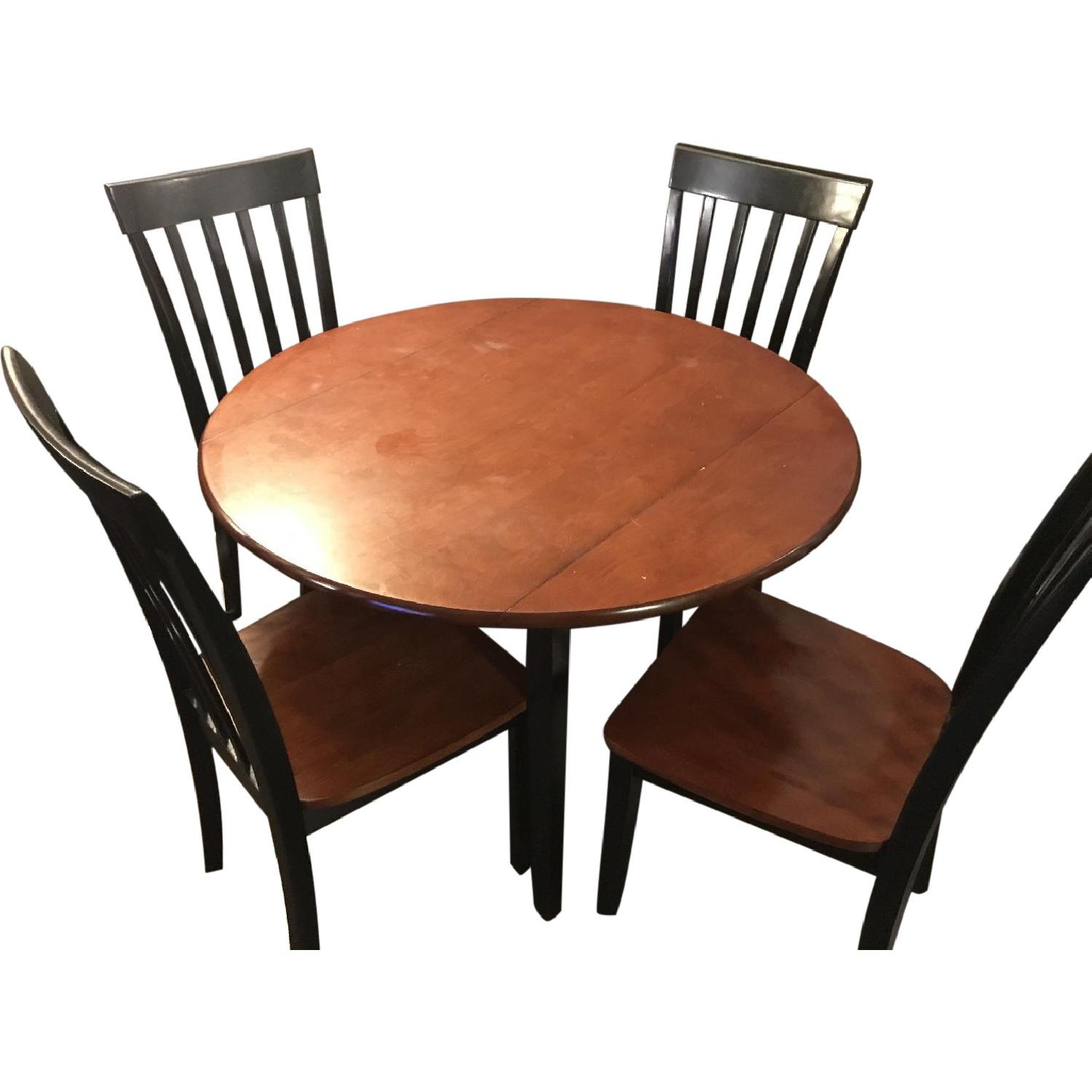 Bob's Round Dining Table w/ 4 Chairs AptDeco