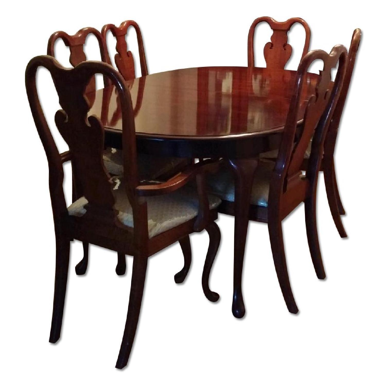 American Drew Expandable Dining Table w/ 6 Chairs - AptDeco