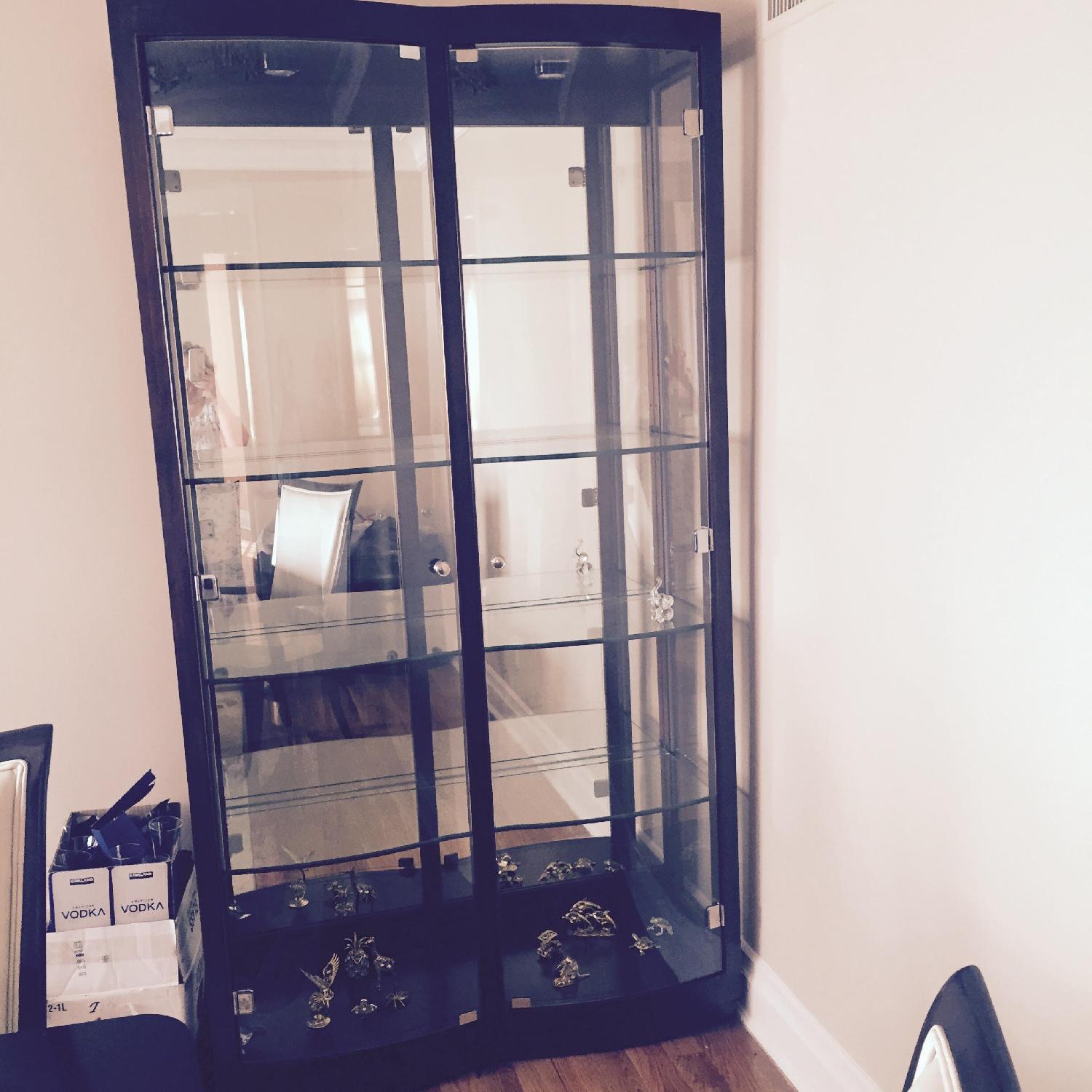 Raymour & Flanigan Curio w/ Spotlights & 4 Glass Shelves AptDeco