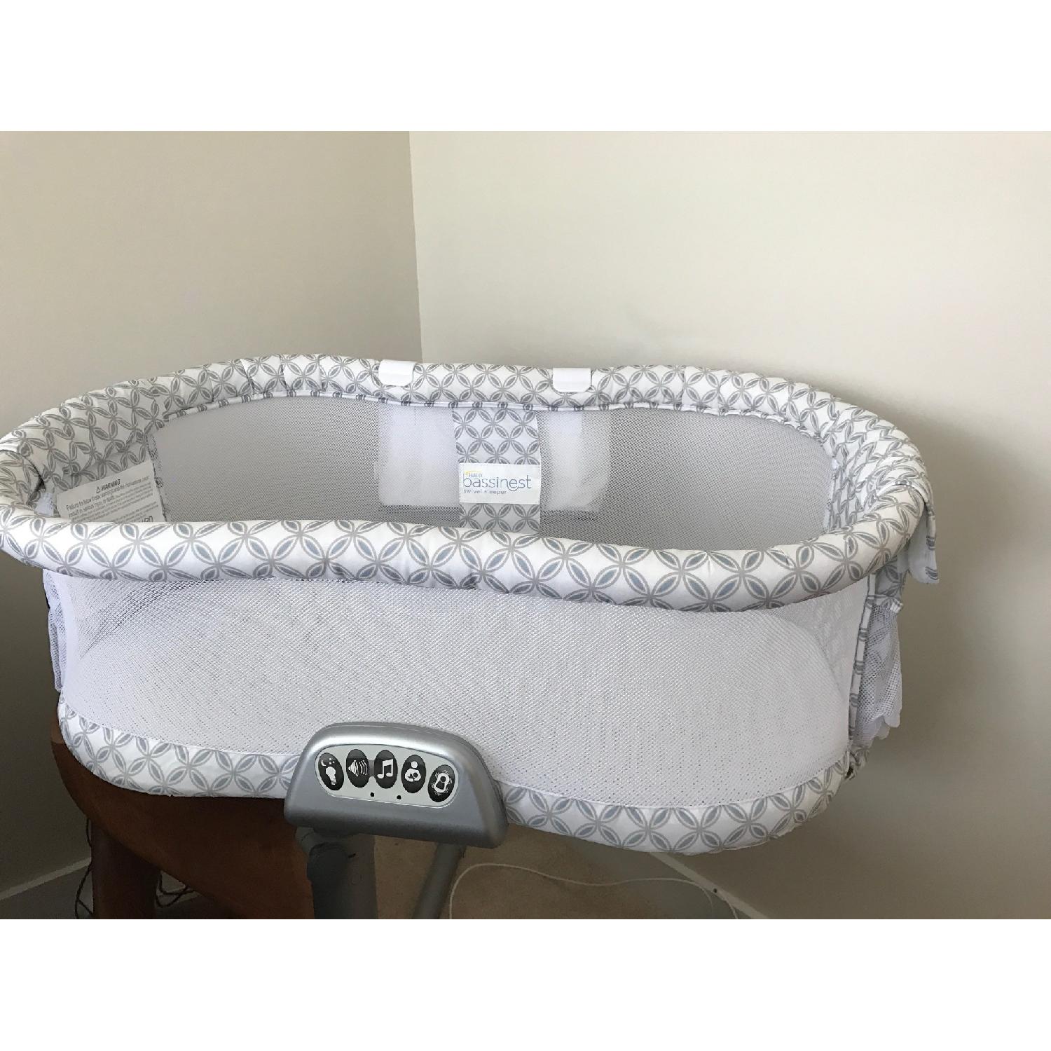 Halo Bassinest Swivel Sleeper - image-1